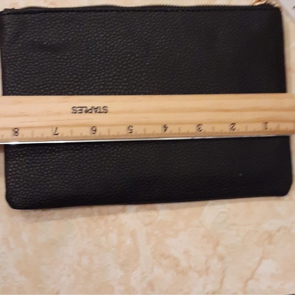 Bandolino - Minimalist- Black Wristlet zipper closure is Simple and Classic! - Picture 5 of 7